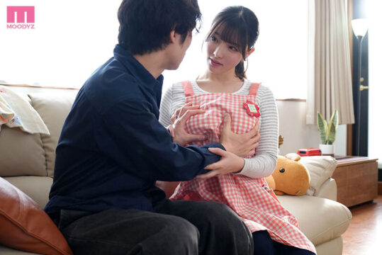 【MOODYZ ニュージーニアス】「私は2番目でもイイですよ」妻子が実家帰省中に、乳デカ保母さんの誘いに負けて始まる仮ソメ同棲不倫中出し1週間 彩月七緒(mngs00071)(女優：彩月七緒（さつきなお）)